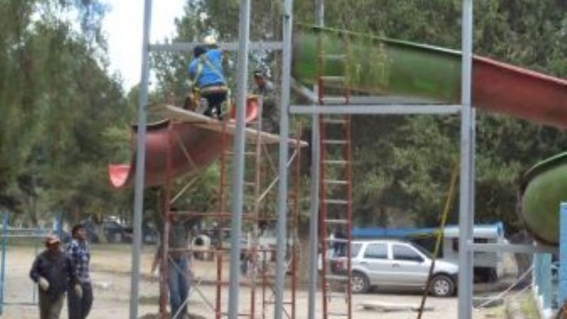 Completan montaje del tobogán acuático en el camping municipal