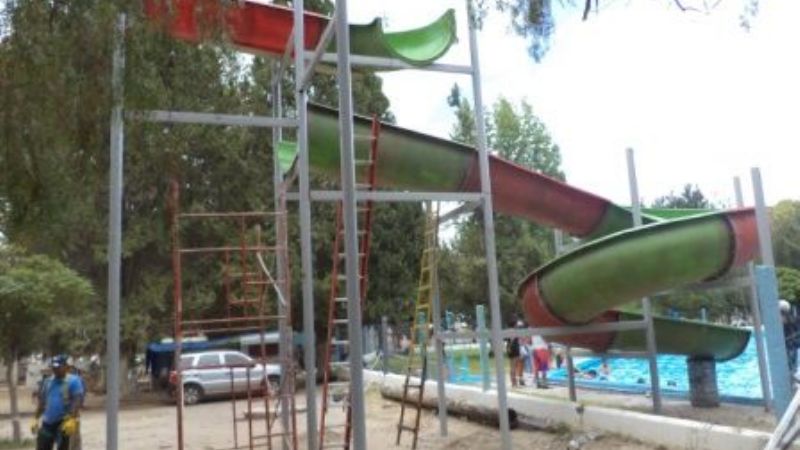 Completan montaje del tobogán acuático en el camping municipal