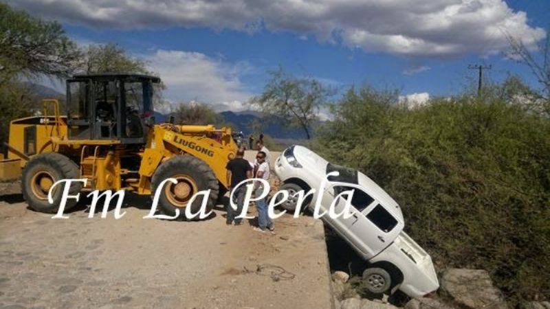 Camioneta cayó al río en Choya