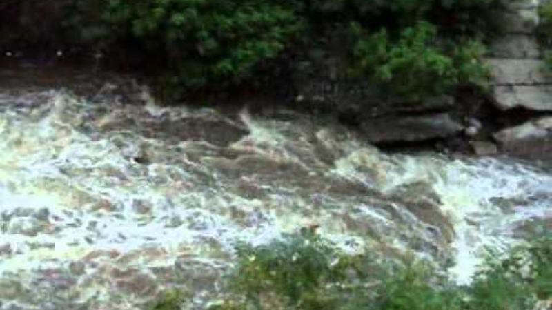 Por crecida en el Río El Tala, desalojan a familias
