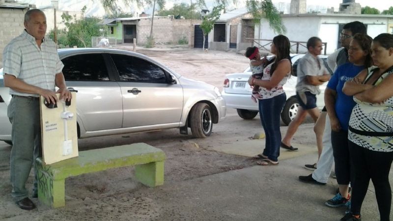 Funcionarios policiales se reunieron con vecinos del barrio Magisterio