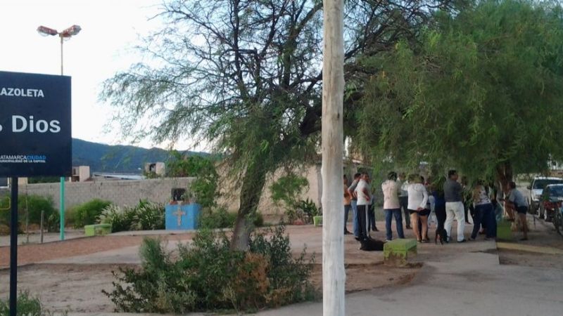 Funcionarios policiales se reunieron con vecinos del barrio Magisterio