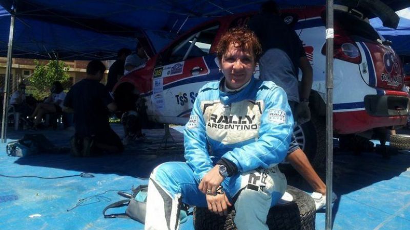 Es la única mujer argentina en el Rally Dakar y corre gracias a un bono contribución