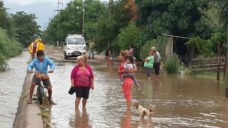 Unos 144 evacuados, caminos anegados y ríos desbordados
