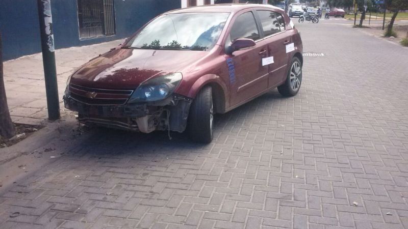 Chocó un poste y después agredió a un policía