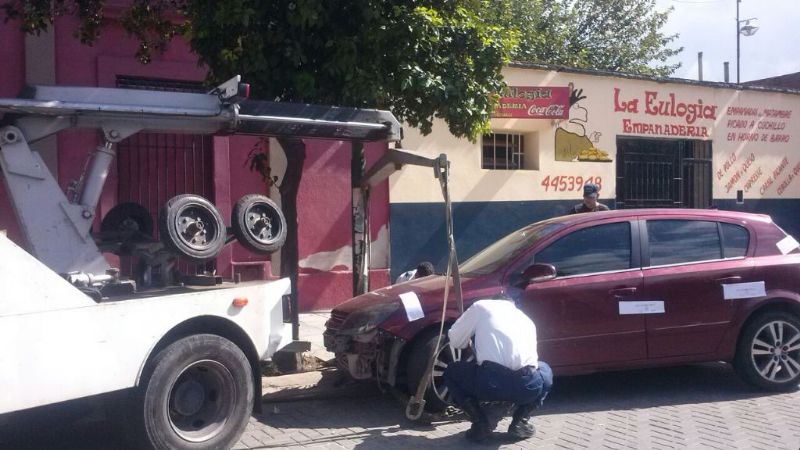 Chocó un poste y después agredió a un policía