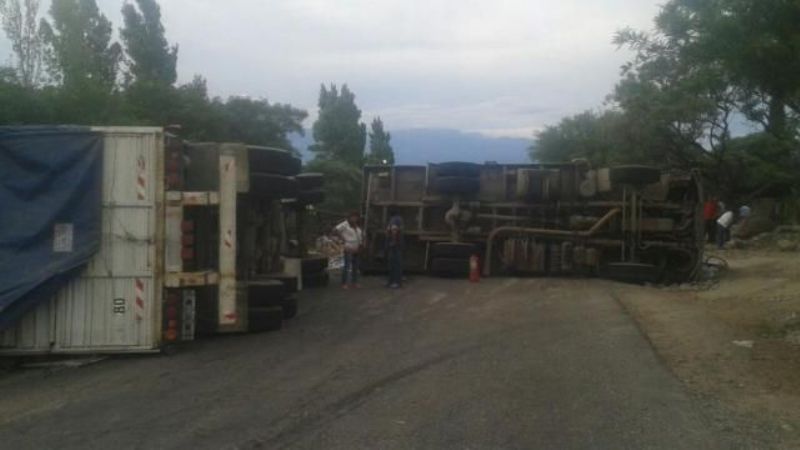Camión que llevaba mercadería a Santa María, volcó