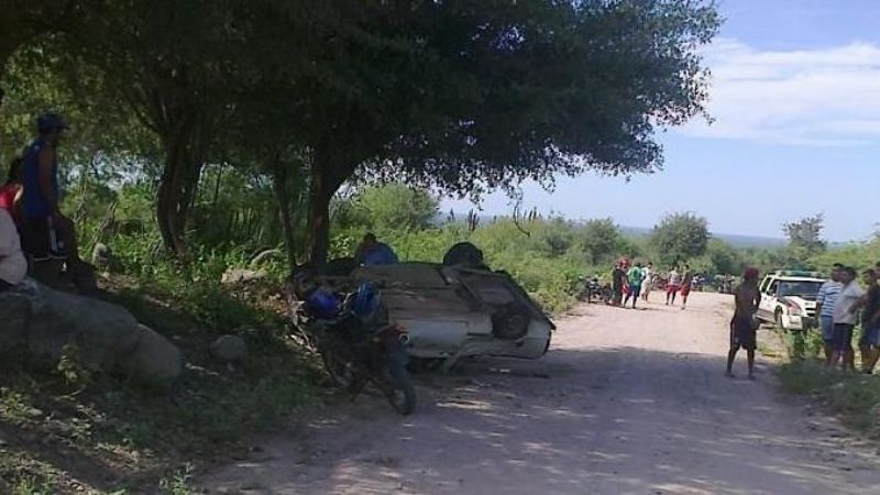Perdió el control del auto y volcó