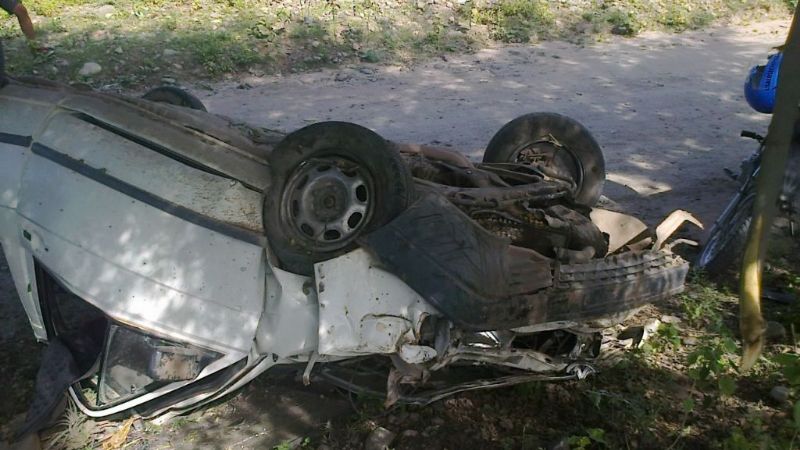 Perdió el control del auto y volcó