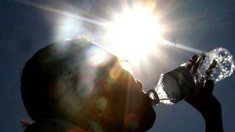 Hidratarse y protegerse del sol para disfrutar del verano en forma saludable