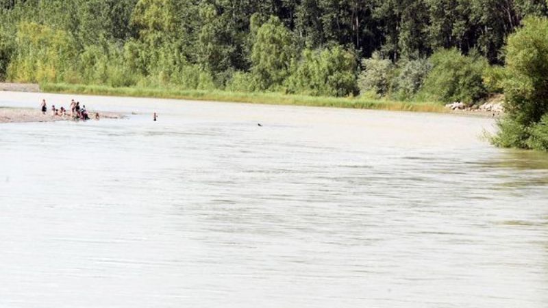 Buscan a catamarqueño en río de Neuquén