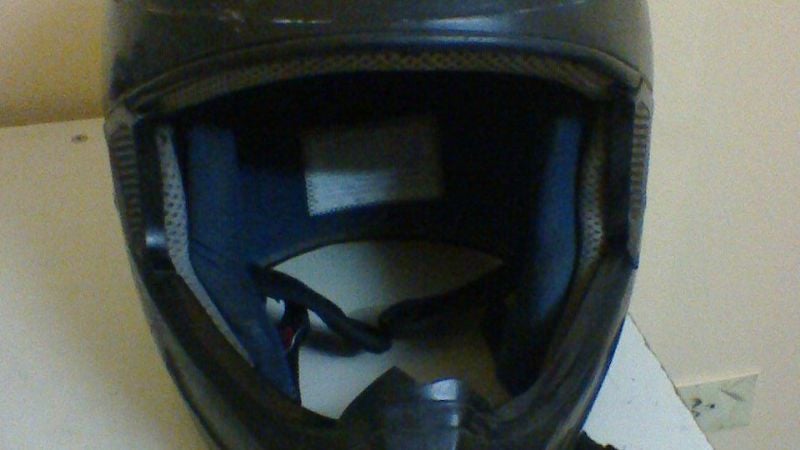 Robó el casco de un motociclista herido en un accidente