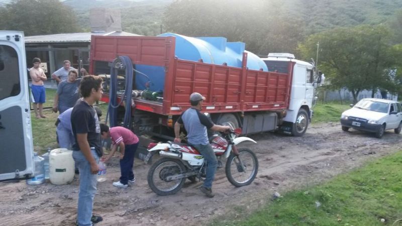 Por el temporal, asisten a pobladores de Las Juntas