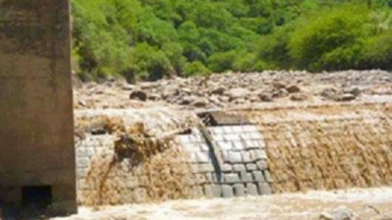 La lluvia destruyó el dique nivelador