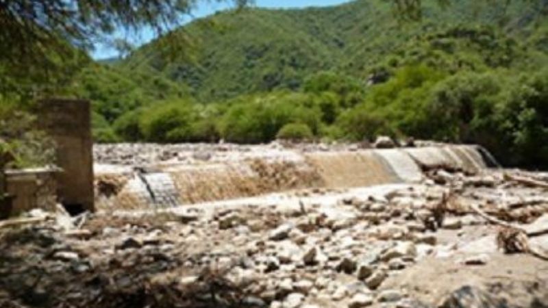 La lluvia destruyó el dique nivelador