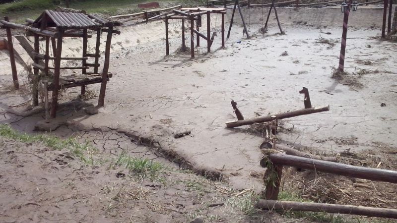 La plaza de los niños quedó destrozada y embarrada