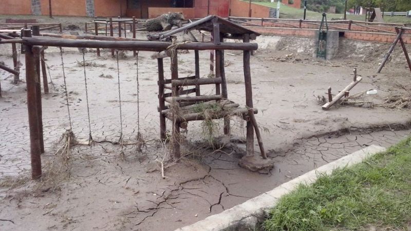 La plaza de los niños quedó destrozada y embarrada