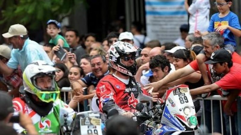 Una multitud participa de la fiesta del Dakar 2015 en Casa Rosada