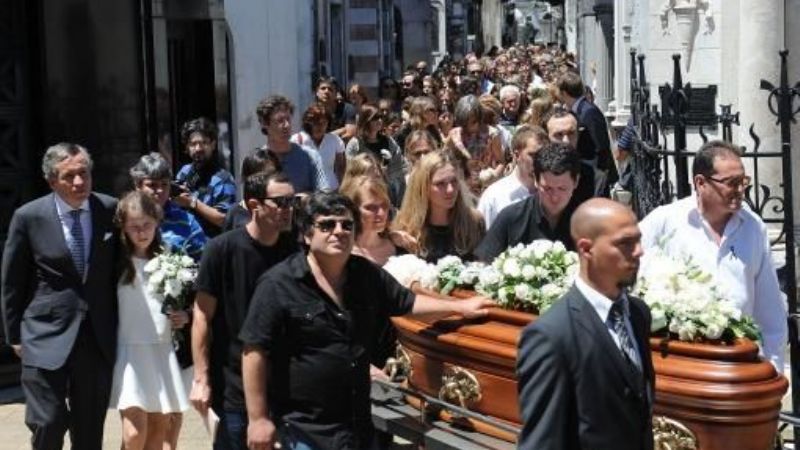 En el cementerio de Recoleta inhumaron los restos de Lola Chomnalez