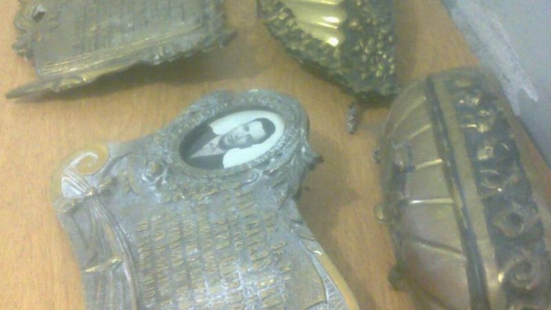 Secuestran placas de bronce robadas del Cementerio Municipal