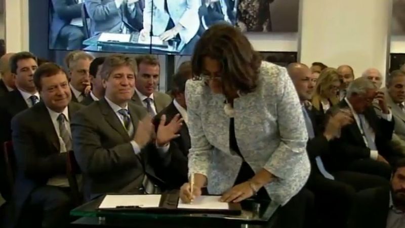 Lucía firmó una nueva prórroga del desendeudamiento