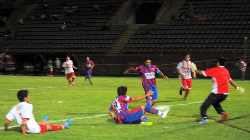 “Tesho” debutó goleando 4-0 frente a Coronel Daza