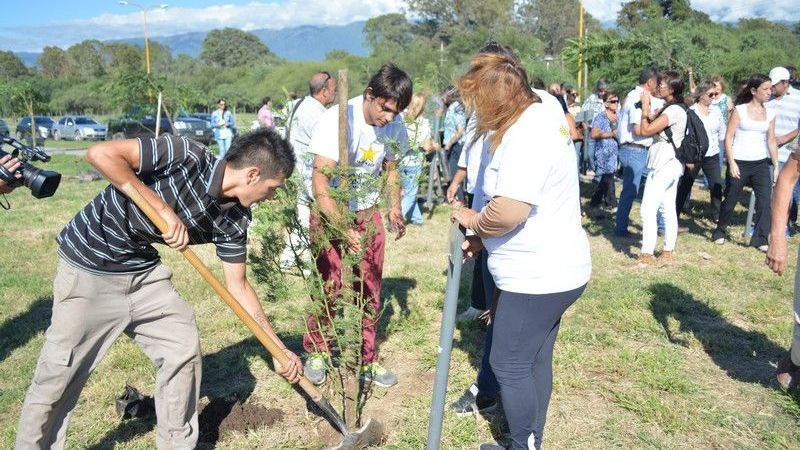 Emotiva plantación de árboles en el nuevo "Bosque de la Vida"