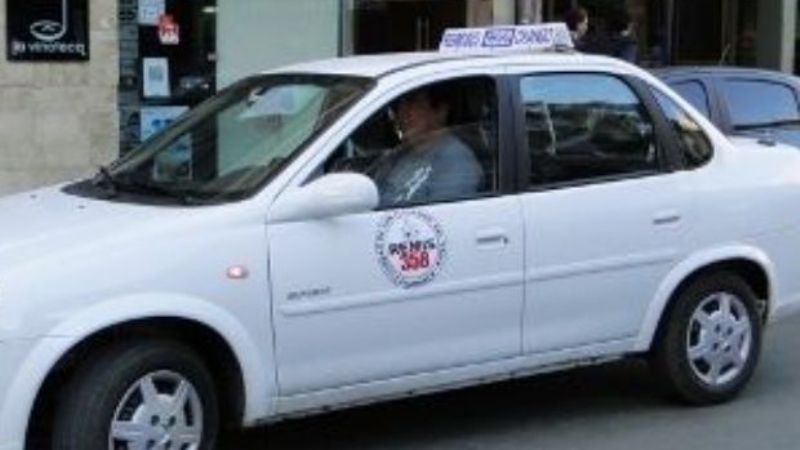 Se negó a pagar el viaje y le pegó al remisero