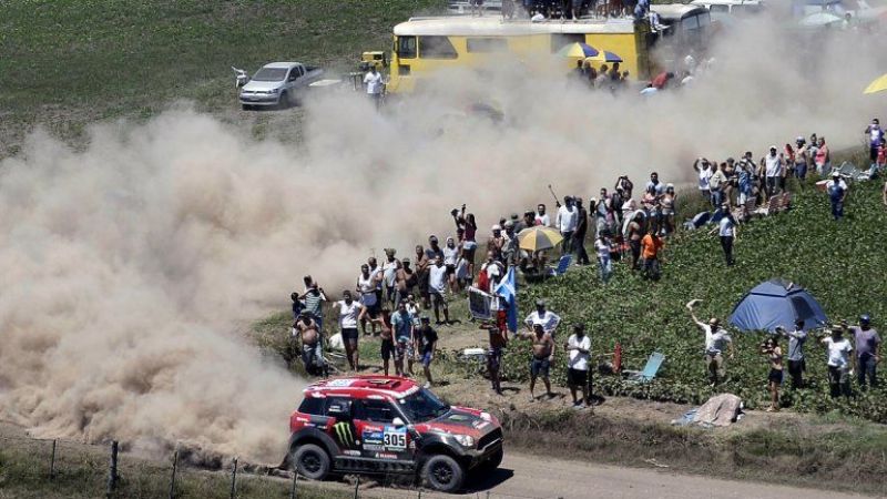 "Orly" Terranova volcó, pero se mantiene en carrera en el Dakar