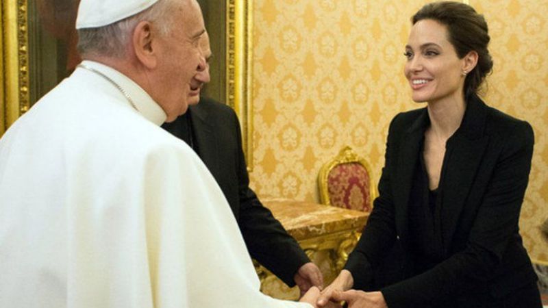Francisco invitó a Angelina Jolie al Vaticano para que proyecte su película