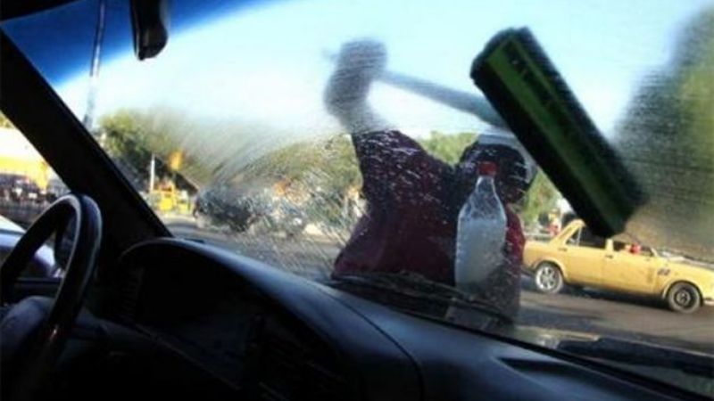 Atrapan a dos limpia vidrios por insultar y robar a un automovilista