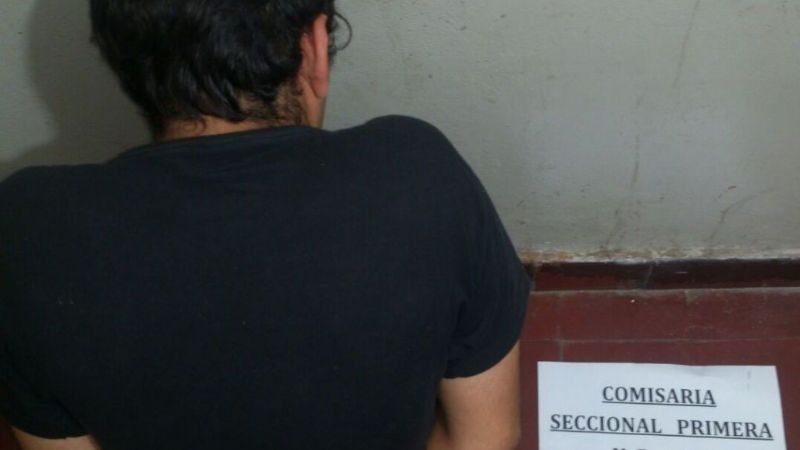 Forzó la puerta de dos vehículos para robar, pero fue aprehendido