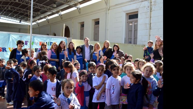 Mera llevó donaciones al Jardín de la escuela Rivadavia-Belgrano