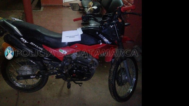 Los aprehendieron tras el robo de una moto