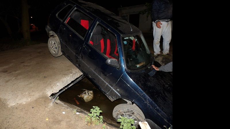 Un auto se dio un chapuzón en un canal