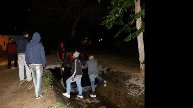 Un auto se dio un chapuzón en un canal