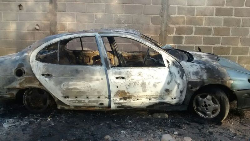 Un auto fue consumido por las llamas