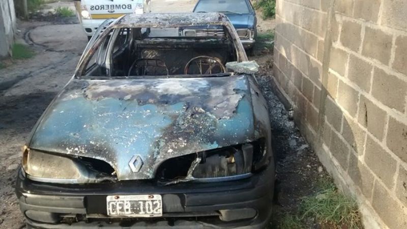 Un auto fue consumido por las llamas