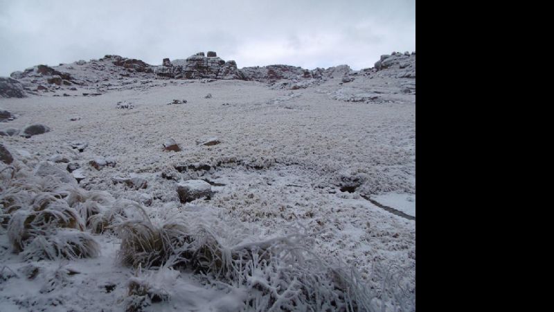 La nieve, una visita extraña de las montañas ambateñas en octubre