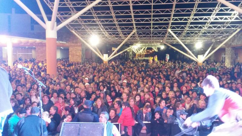 Miles de mamás festejaron su día en el Predio Ferial