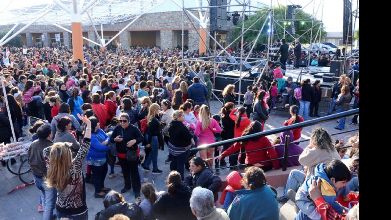 Miles de mamás festejaron su día en el Predio Ferial