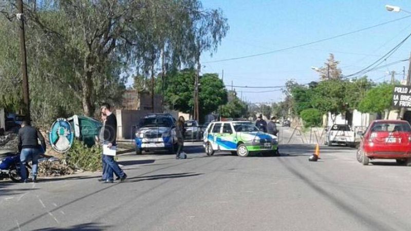 Auto conducido por un menor chocó con una moto