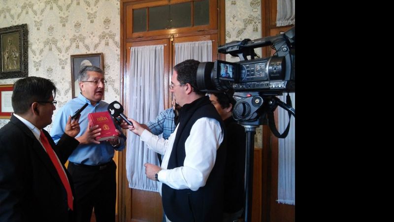 Presentan libro sobre la historia del texto bíblico y su transmisión