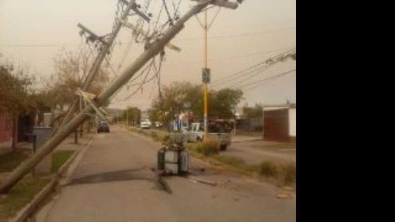 El viento zonda causó desastres en la capital y el interior