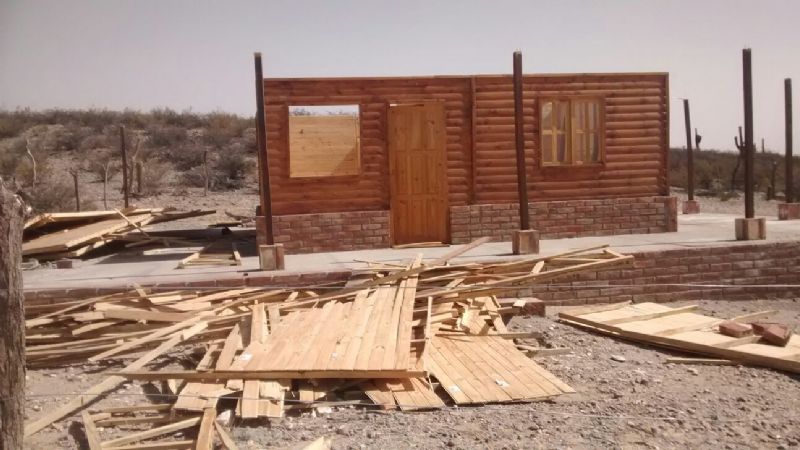El fuerte viento derribó viviendas en Amaicha del Valle