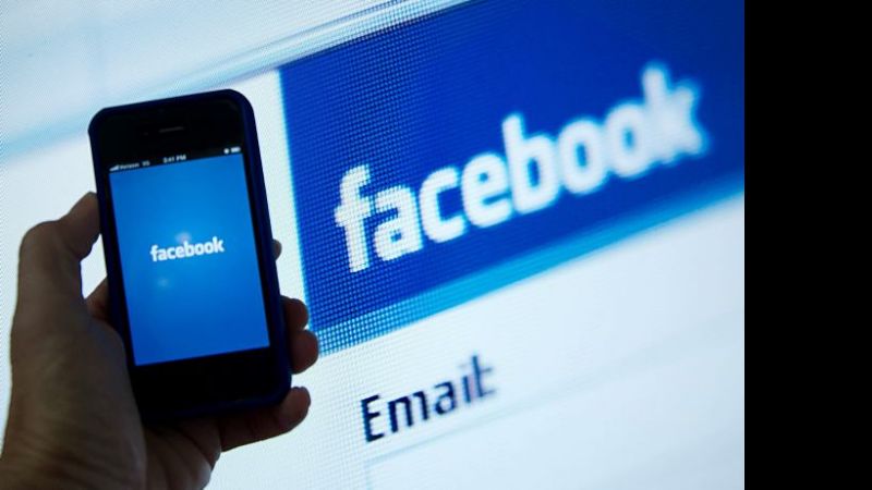 Investigan a docente por robarle el celular a un alumno