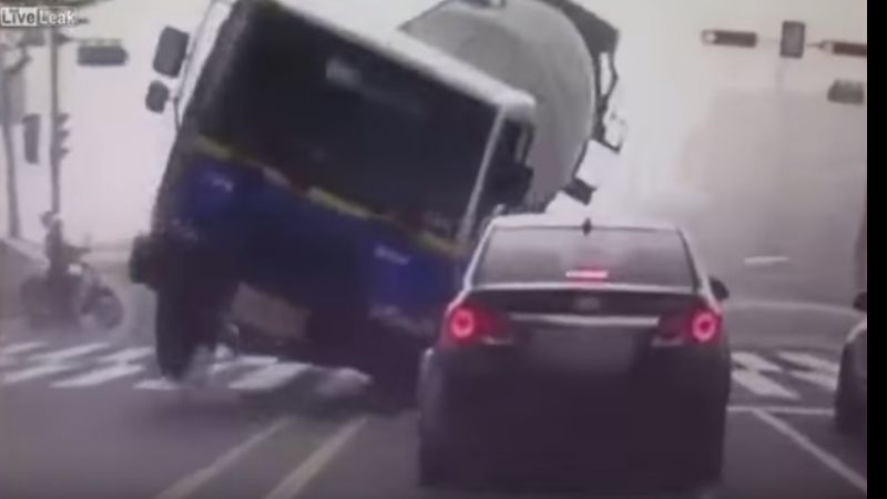 Camión mezclador vuelca y aplasta un auto