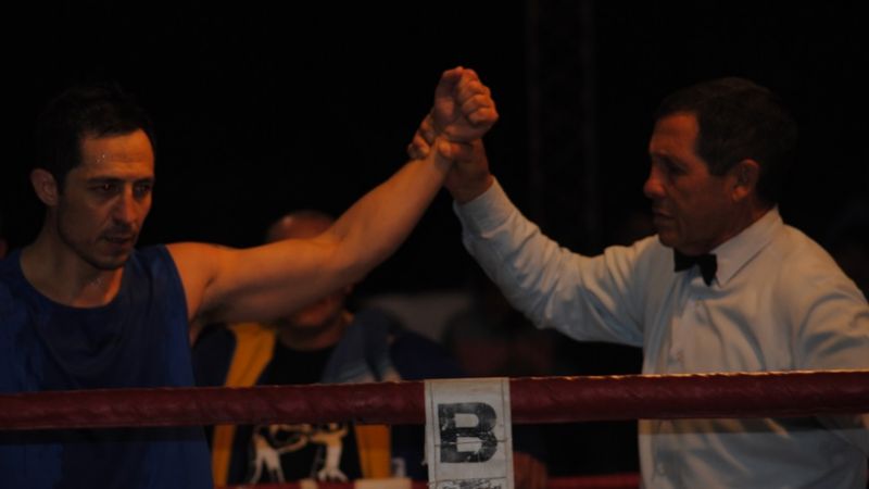 Y “el Johnny” Herrera. aunque le costó, “derritió” al “Chocolate” Blanco