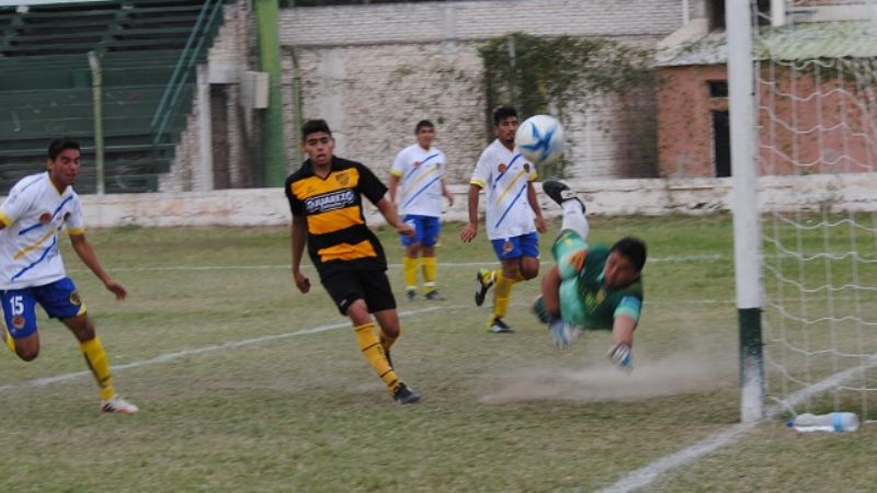 Villa Cubas festejó la clasificación con goleada y “Poli” zafó con un empate