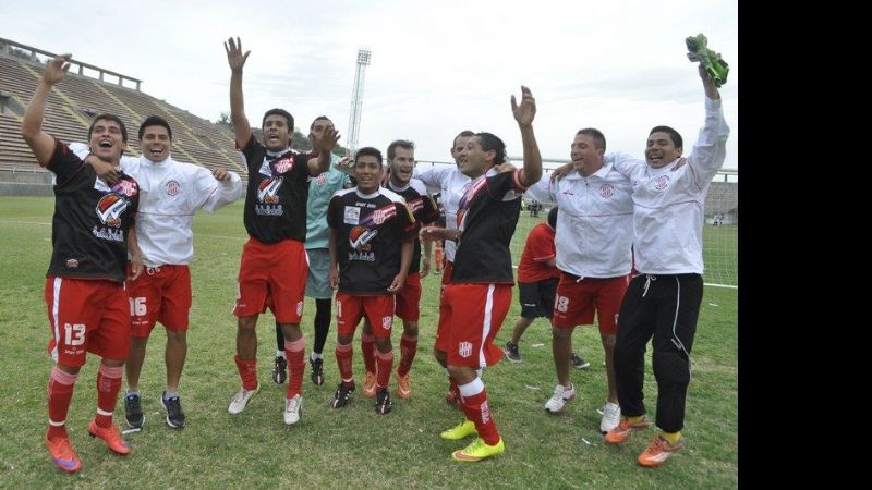 Villa Cubas festejó la clasificación con goleada y “Poli” zafó con un empate